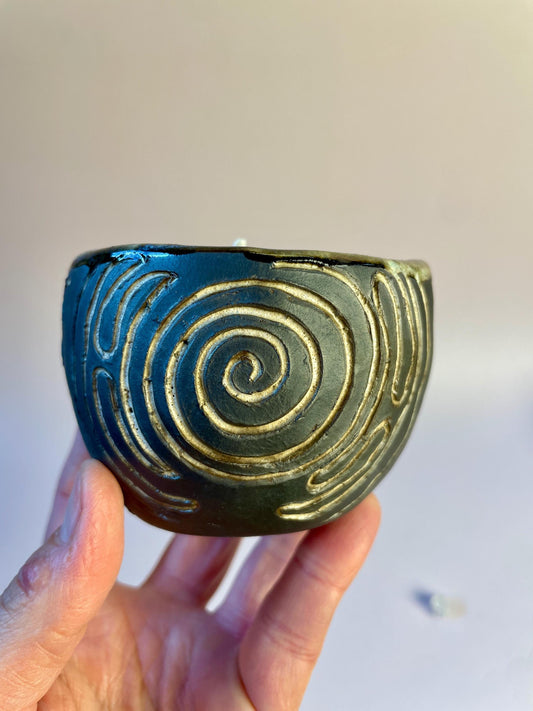 Newgrange-Inspired Ritual Candle – Hand-Carved Dark Clay Vessel, Apricot Wax, Sacred Spiral Symbol | Winter Solstice Edition