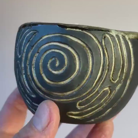 Newgrange-Inspired Ritual Candle – Hand-Carved Dark Clay Vessel, Apricot Wax, Sacred Spiral Symbol | Winter Solstice Edition