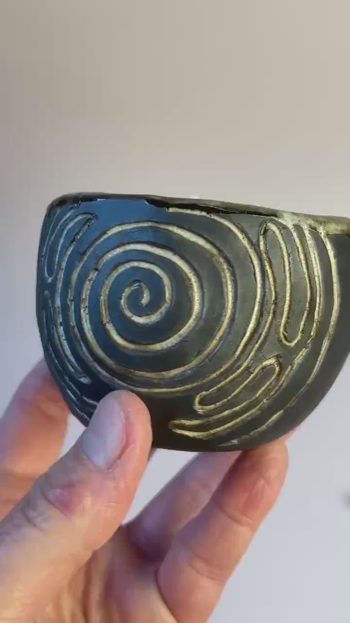 Newgrange-Inspired Ritual Candle – Hand-Carved Dark Clay Vessel, Apricot Wax, Sacred Spiral Symbol | Winter Solstice Edition