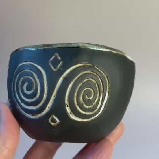 Winter Solstice Candle in Hand Carved Newgrange Vessel – Dark Clay Ritual Candle, Fragrance-Free, Non-Toxic Apricot Wax, Celtic Spiral