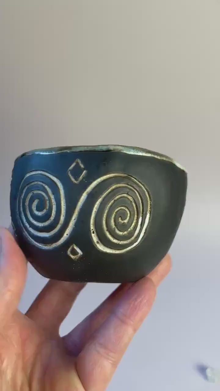 Winter Solstice Candle in Hand Carved Newgrange Vessel – Dark Clay Ritual Candle, Fragrance-Free, Non-Toxic Apricot Wax, Celtic Spiral